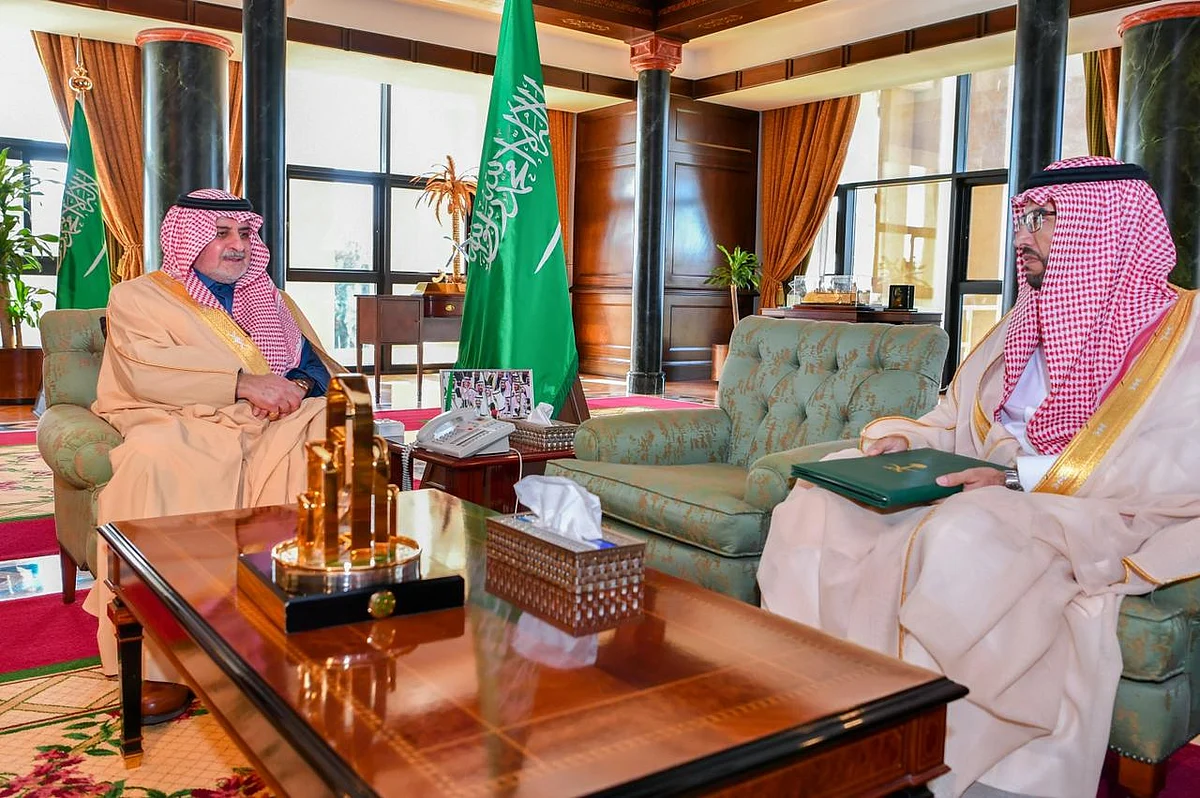 أمير تبوك يطلع على أعمال وإنجازات الشؤون الصحية بالمنطقة