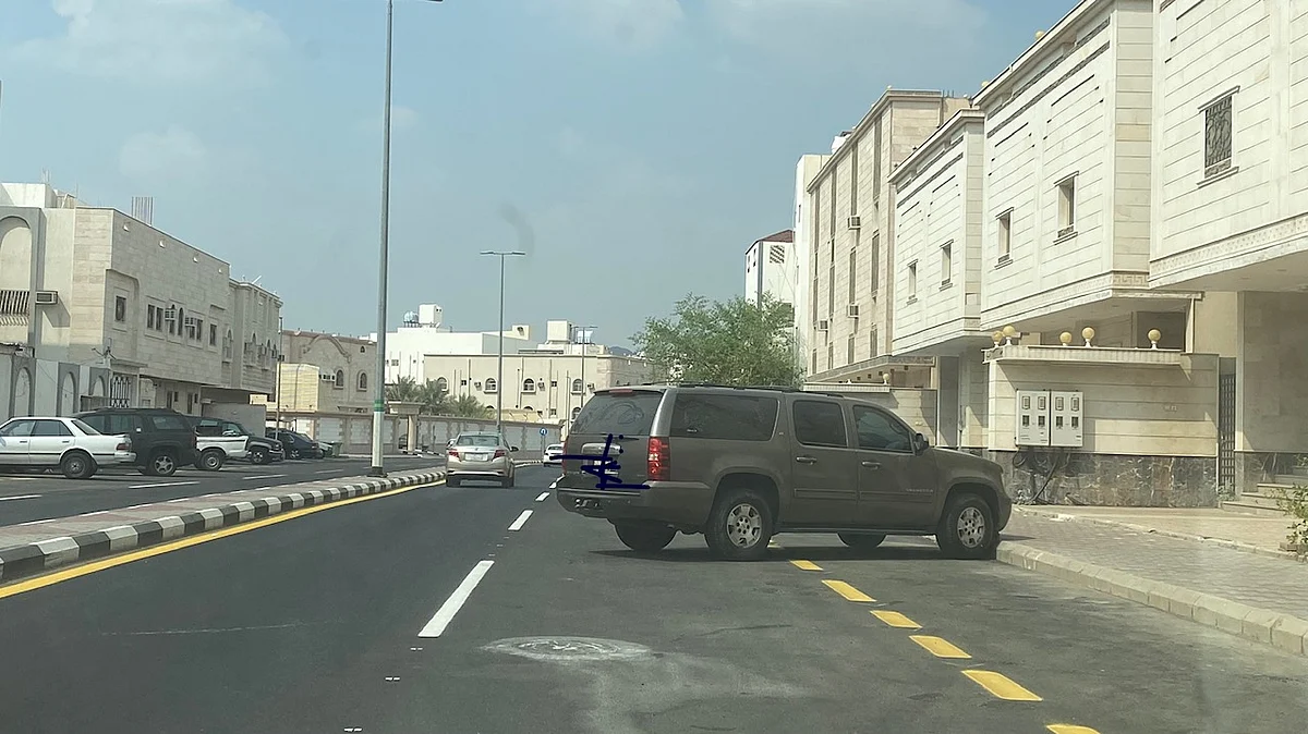 شاهد.. وقوف خاطئ بالطرق الفرعية لمخطط 7 بشراع مكة يربك مستخدميها