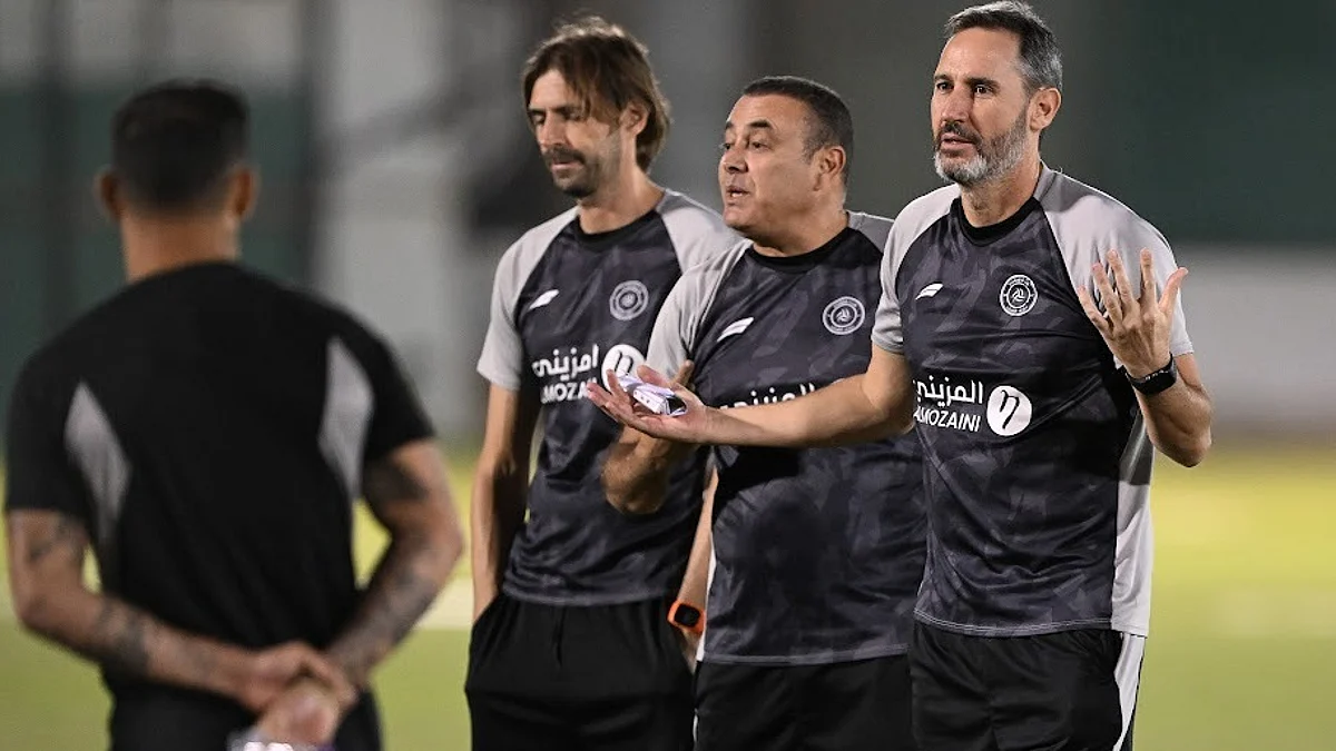 الشباب يواصل تحضيراته .. والمدرب يفرض مناورة في ثلثي الملعب
