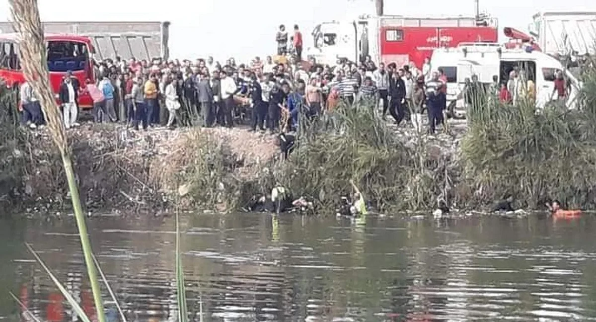 كانت تحمل 30 شخصًا.. 24 قتيلًا وجريحًا بحادث سقوط حافلة في إحدى الترع بمصر