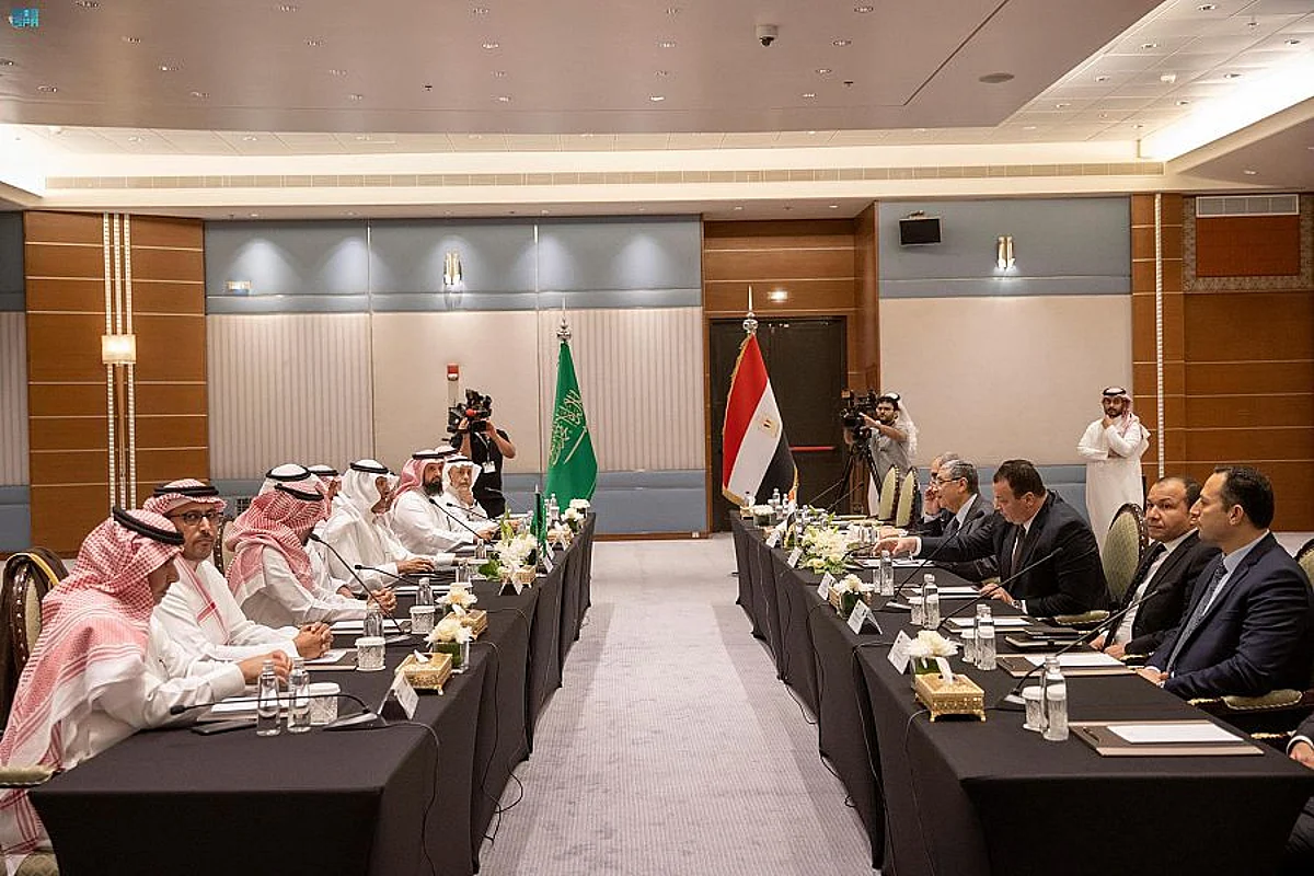 الأمير عبدالعزيز بن سلمان ومحمد شاكر خلال الاجتماع