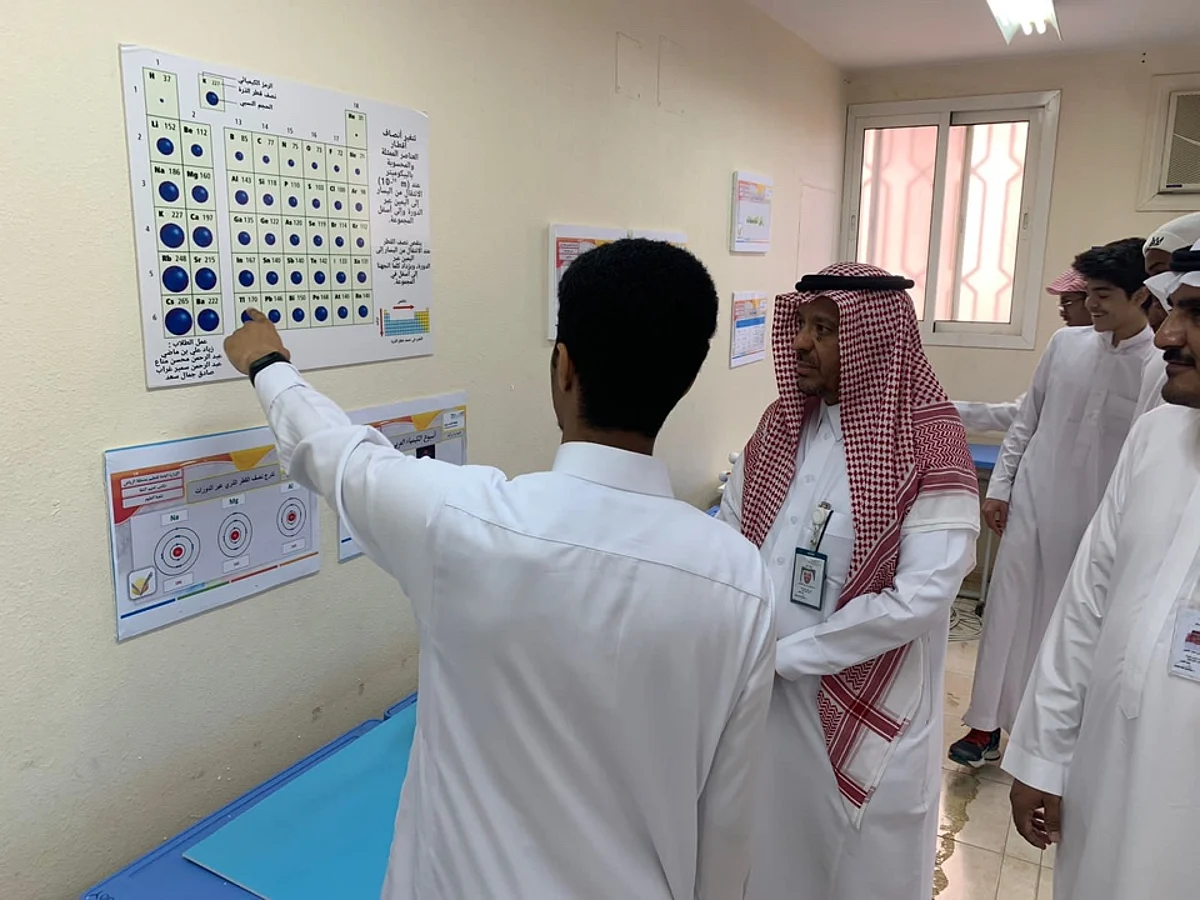 "ثانوية زيد بن الأرقم" تستعرض تاريخ علماء المسلمين في الأسبوع العربي للكيمياء