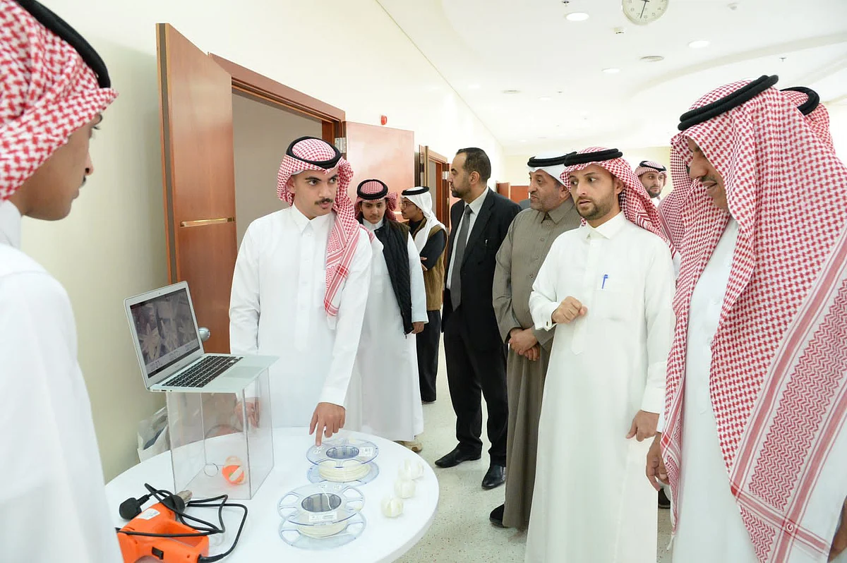 رئيس جامعة الملك خالد يفتتح معرض التصميم الهندسي ويطلع على 50 مشروعًا طلابيًا