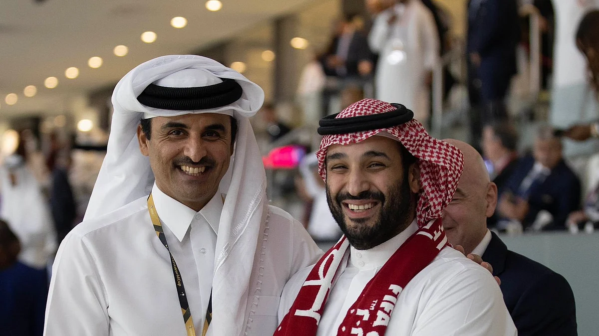 بالصور: ولي العهد يشرف حفل افتتاح كأس العالم.. وشاح مونديالي وعناق لرئيس عربي
