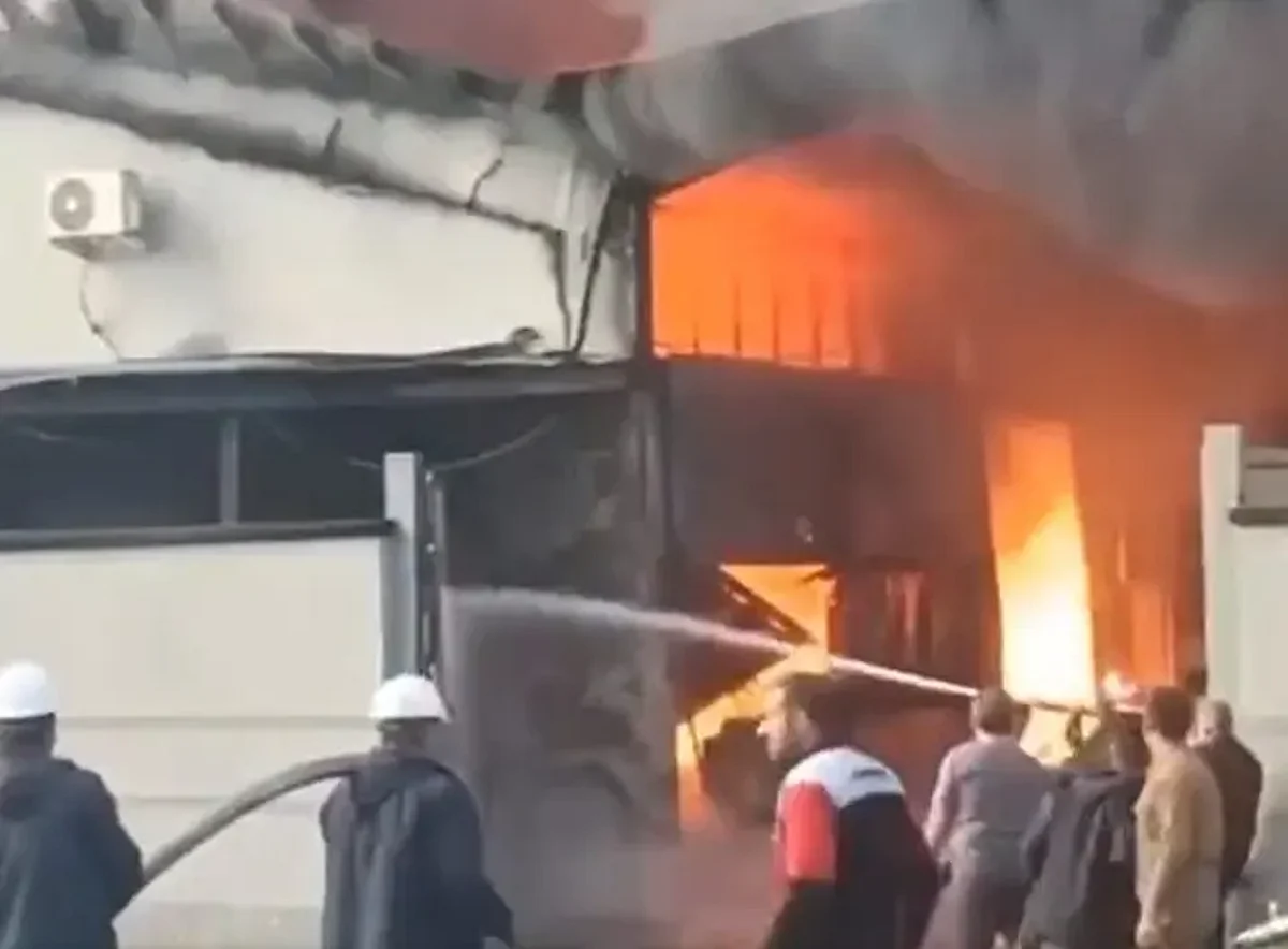 إيران.. اشتعال مصنع لزيوت المحركات في المنطقة الصناعية بأصفهان