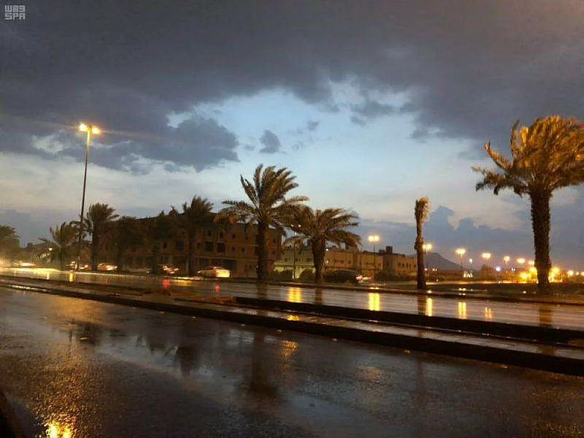 "الأرصاد" تنبّه من سحب رعدية ممطرة على المدينة المنوّرة