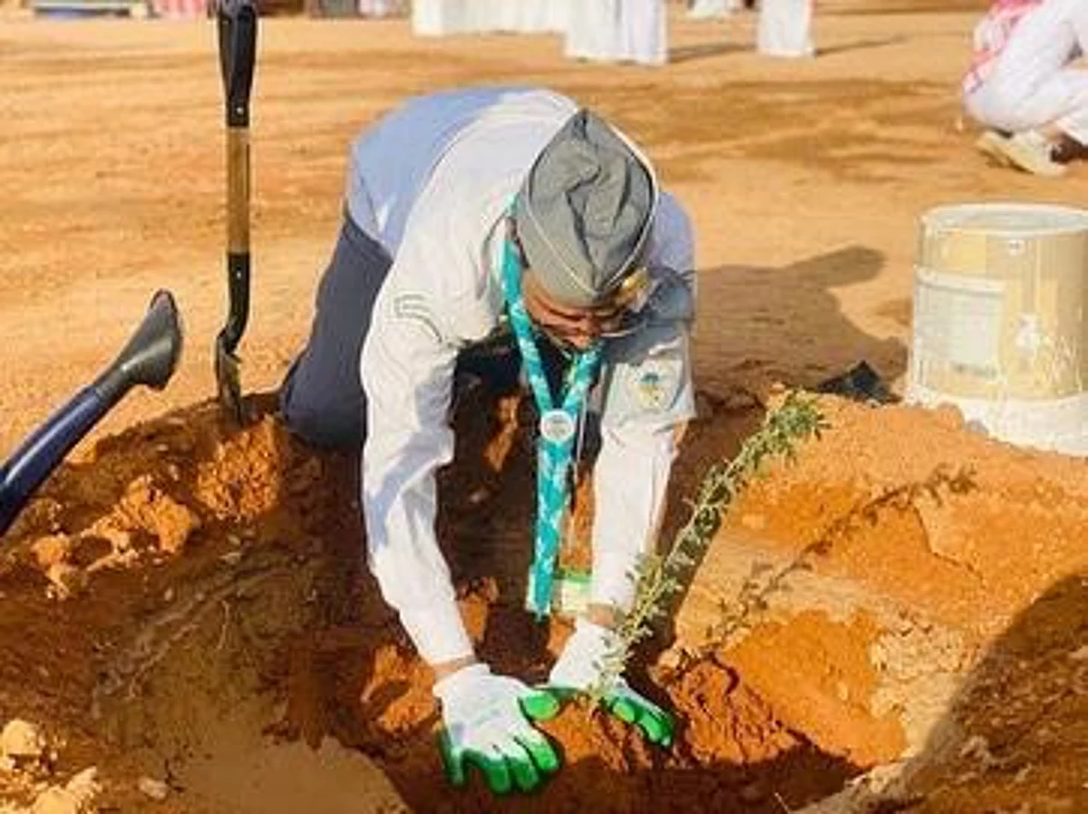 الفرق الكشفية بـ"تقني الرياض" تشارك بحملة "لنجعلها خضراء"
