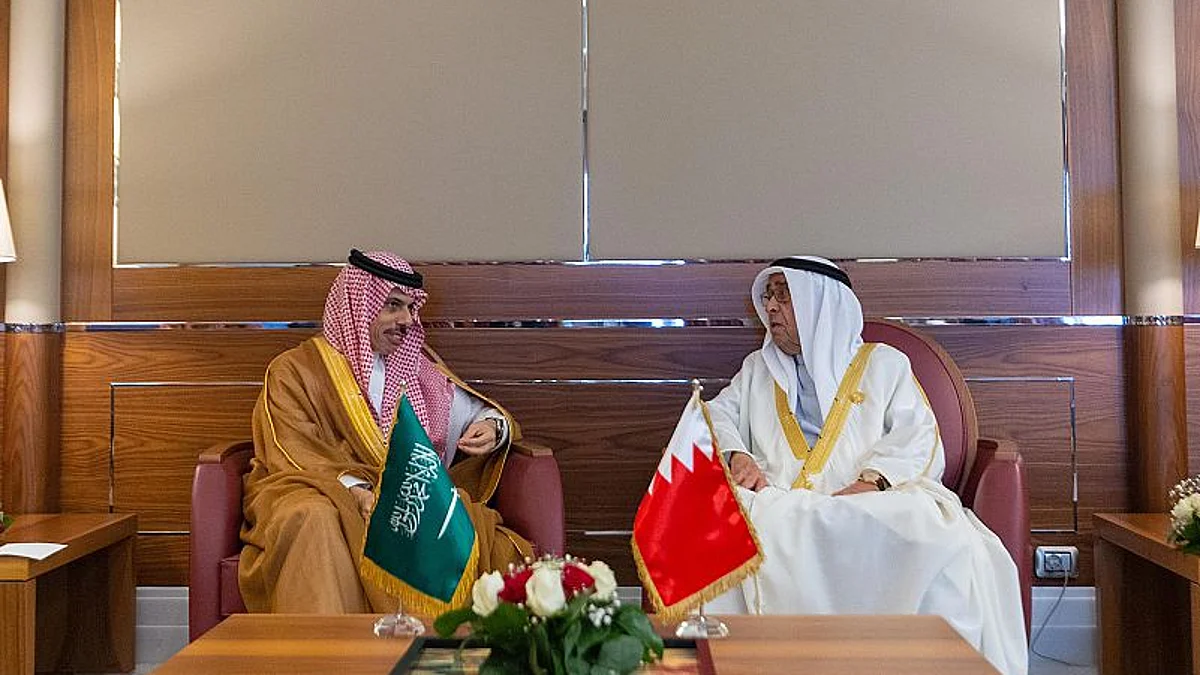 "فيصل بن فرحان" يلتقي الممثل الخاص لملك البحرين على هامش القمة العربية