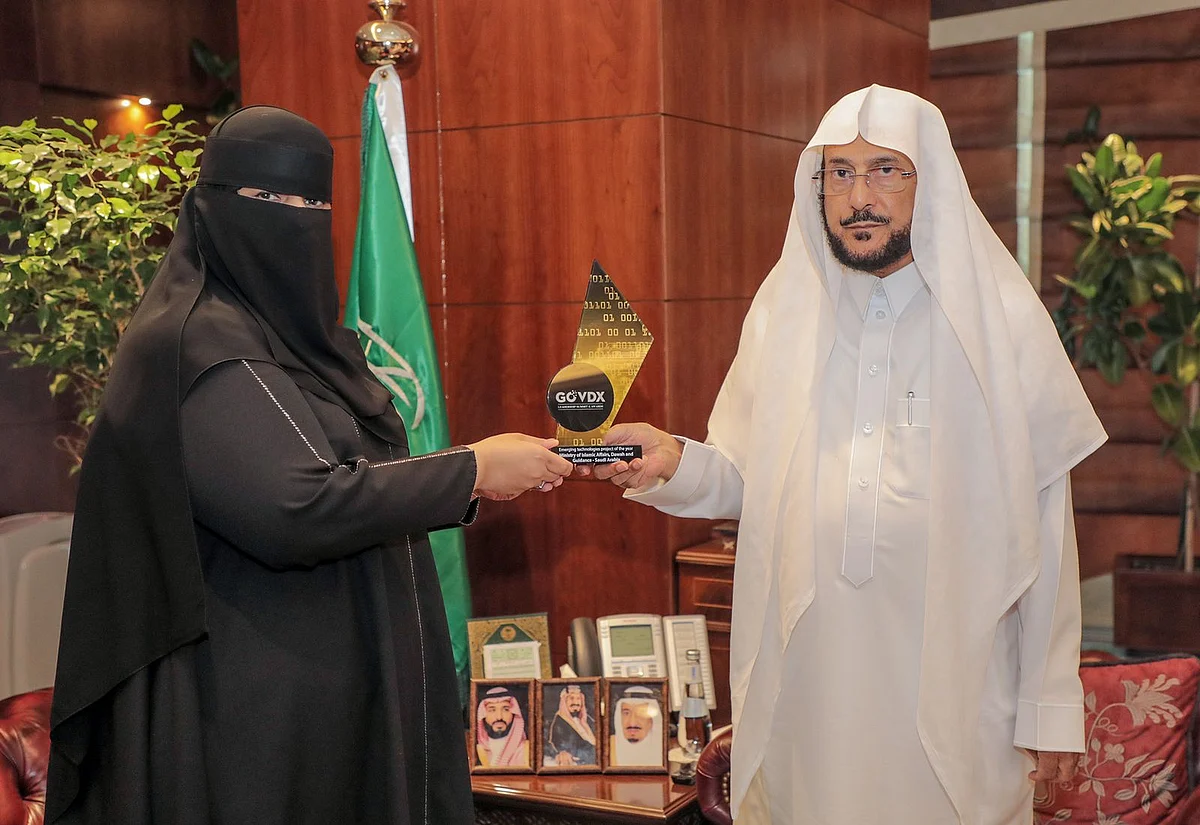 "آل الشيخ" يستعرض جوائز "الإسلامية" بمجال التحول الرقمي في معرض "جايتكس" بدبي