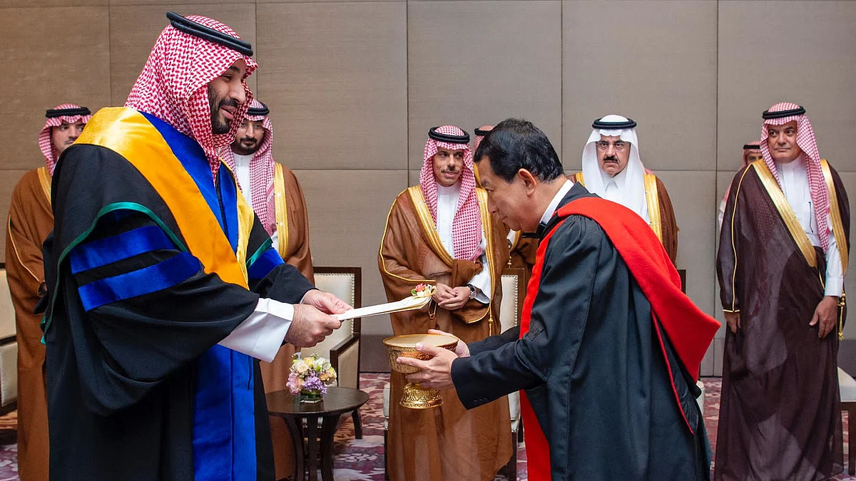 الأكبر في تايلاند.. ما هي الجامعة التي منحت ولي العهد الدكتوراه الفخرية؟