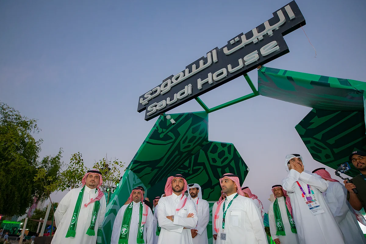 يفتتحه غدًا.. وزير الرياضة يتفقد "البيت السعودي" في الدوحة