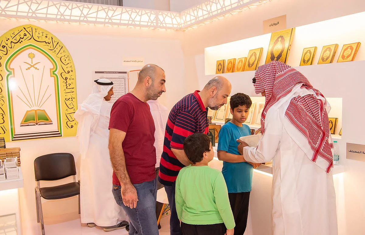 شاهد من "الشارقة للكتاب".. إقبال غير مسبوق على جناح "الشؤون الإسلامية"