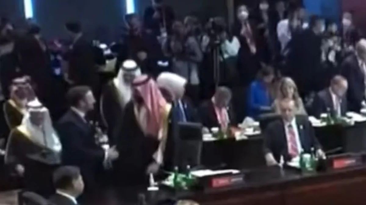 شاهد بالفيديو: من قمة العشرين.. الرئيس الفرنسي يتوجّه إلى ولي العهد لتحيته