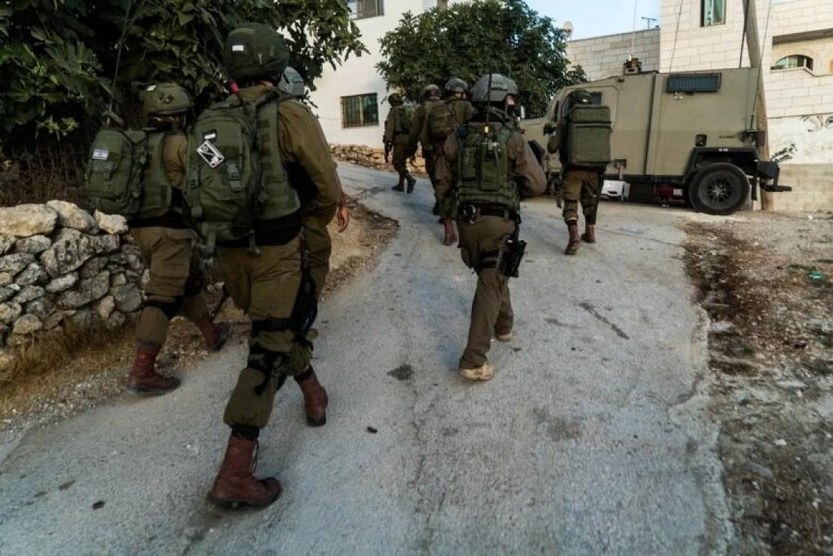 قوات الاحتلال تهدم منشأة في القدس وتتوغّل وسط قطاع غزة