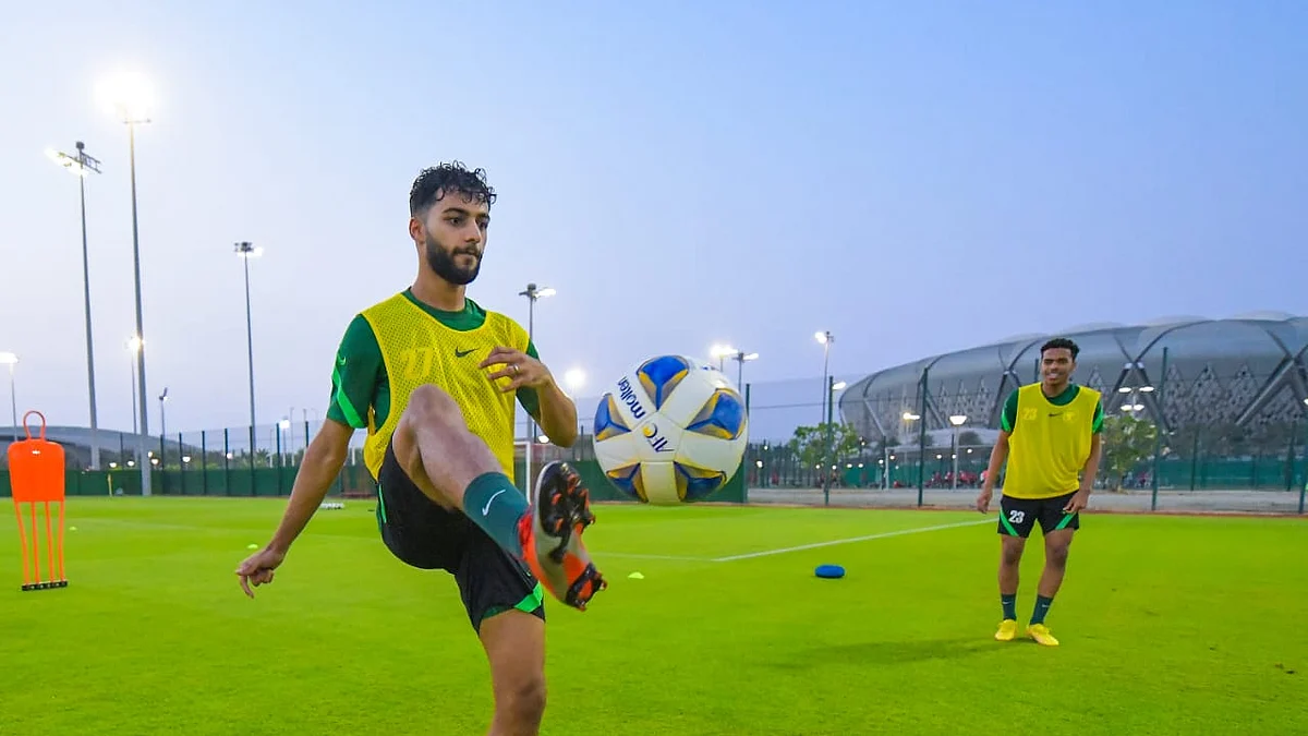 لاعبو المنتخب السعودي الأولمبي يؤدون التدريبات