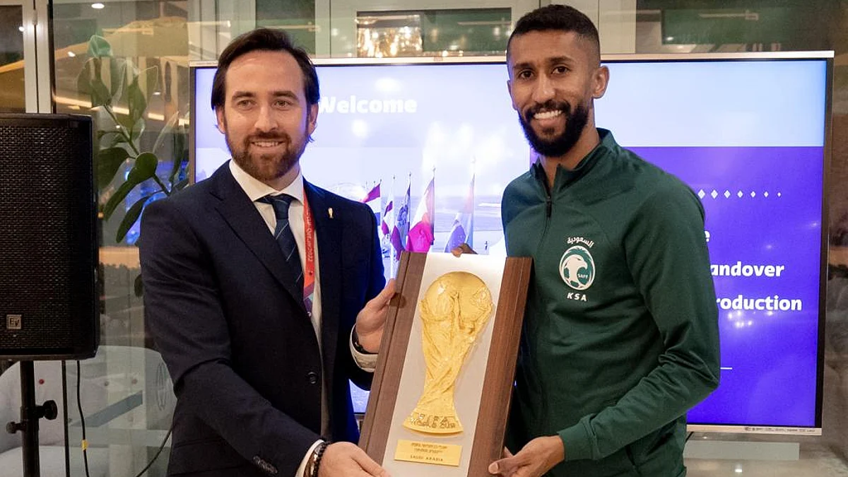 سلمت درع المشاركة للفرج.. اللجنة المنظمة لكأس العالم FIFA قطر تجتمع ببعثة الأخضر