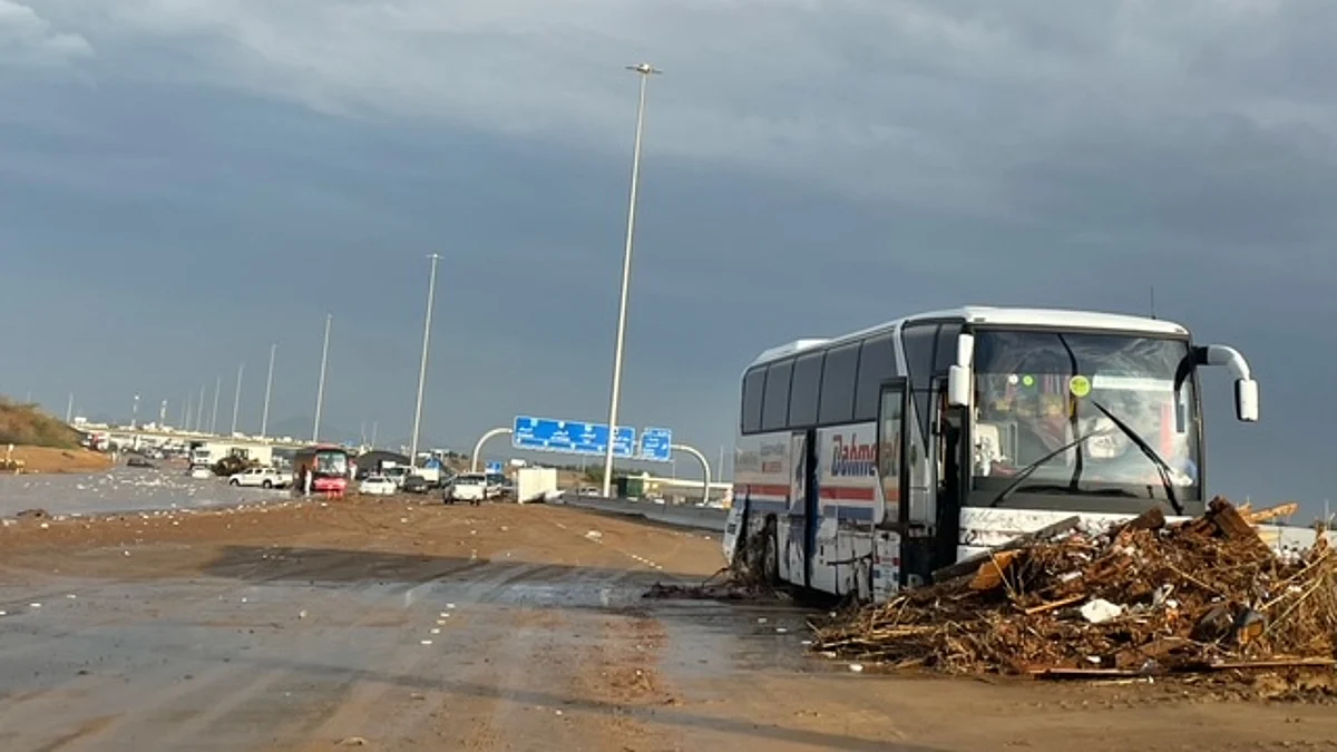 شاهد.. بعد هطول 8 ساعات... السيول تطمر طريق مكة جدة السريع وتتسبب في إغلاقه