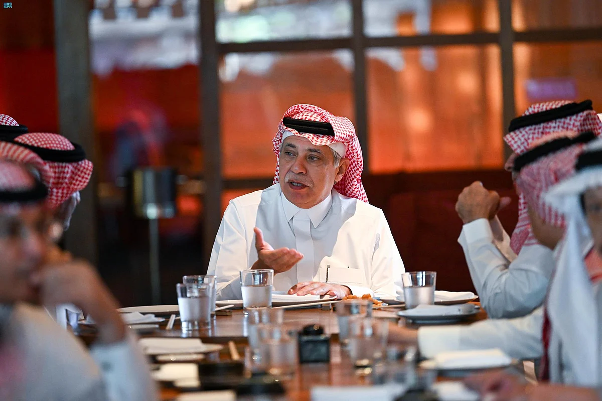 وزير الإعلام يلتقي بالوفد الإعلامي المرافق لسمو ولي العهد