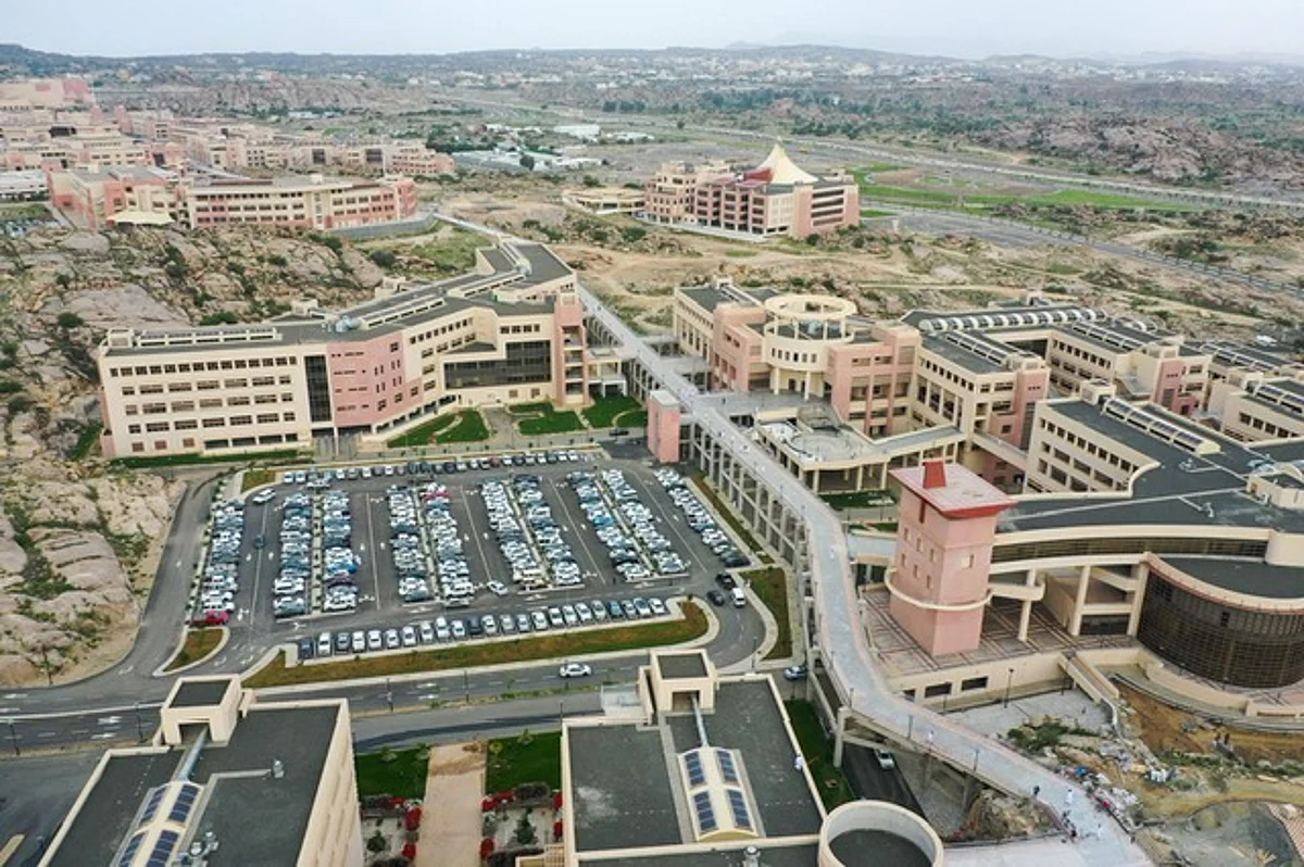 وظائف صحية وإدارية شاغرة بالمدينة الطبية بجامعة الملك خالد