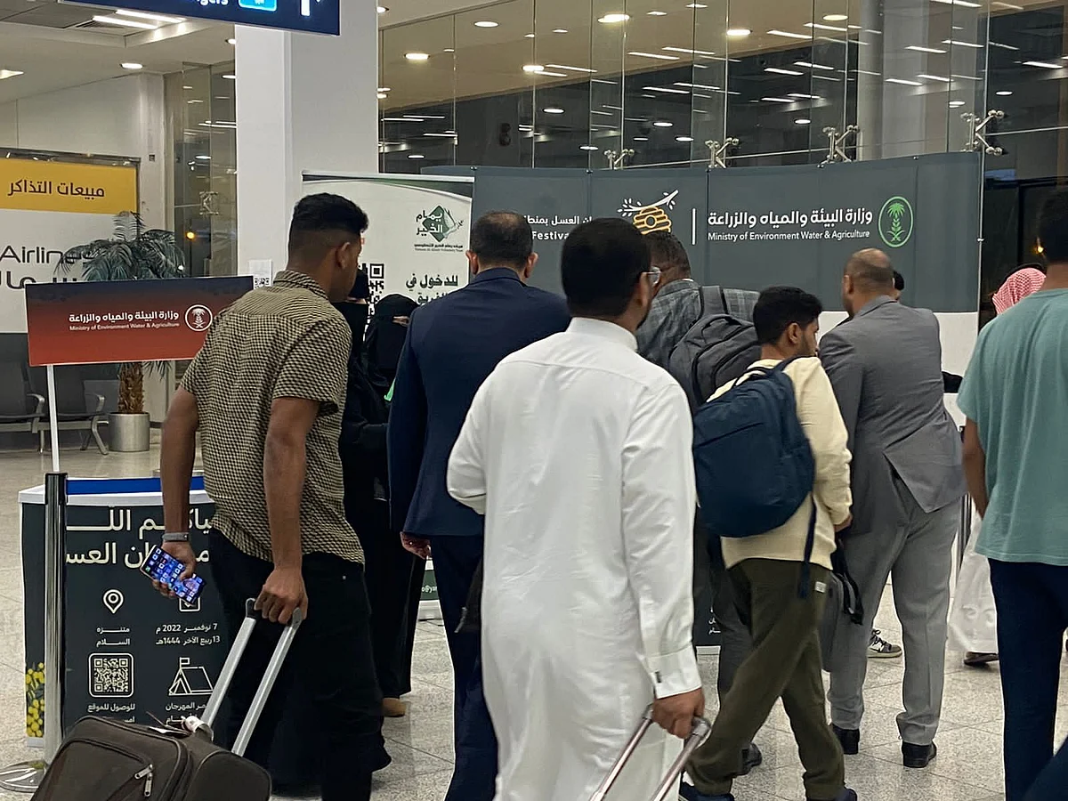 شاهد من مطار حائل.. ركن لتسويق منتجات مهرجان العسل للقادمين للمنطقة