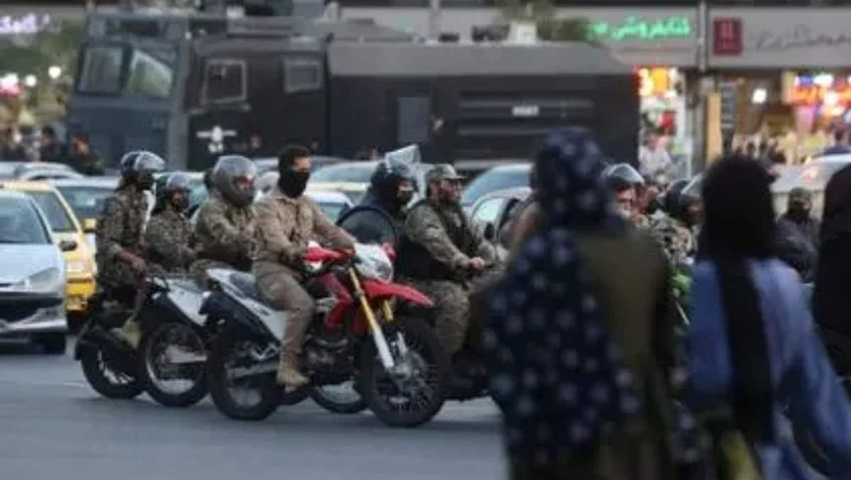 طلاب في طهران يقتحمون مكتب رئيس الجامعة ويطالبونه بالاستقالة