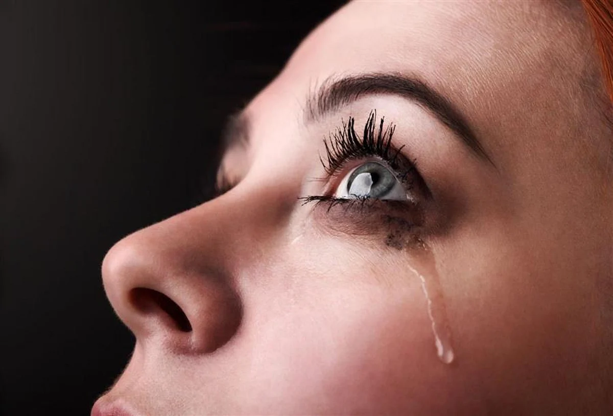 هل تشير الدموع إلى أمراض خطيرة؟.. أخصائية روسية تجيب