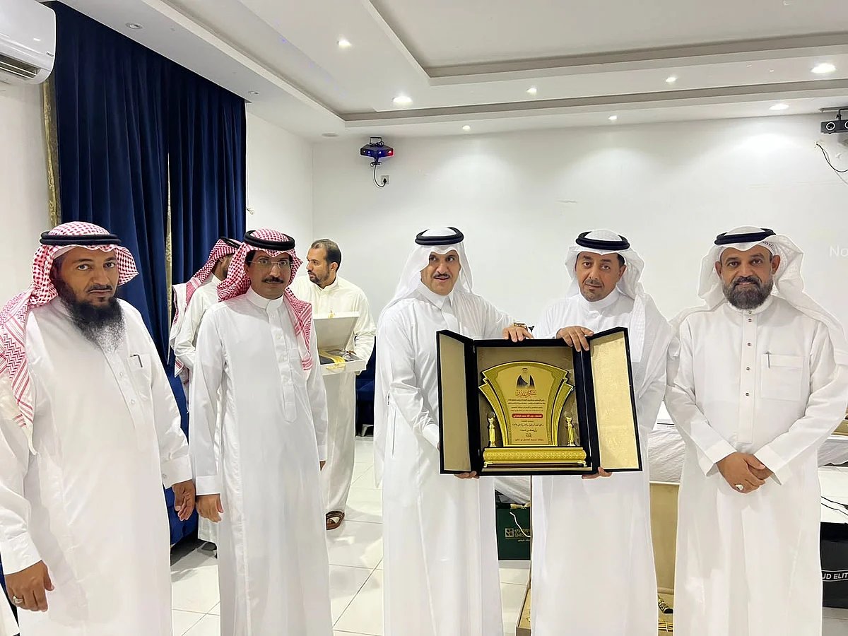 متوسطة النعمان بن المقرن بجدة تُكَرّم اثنين من قياداتها بمناسبة تقاعدهما
