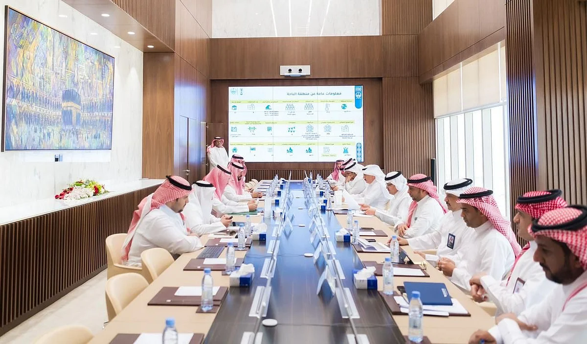 أمير الباحة ووزير النقل يبحثان مشروعات النقل بالمنطقة وسُبل تطويرها