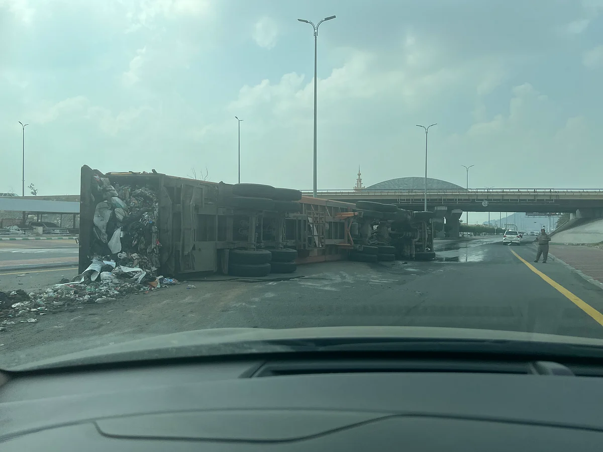 بسبب السرعة الزائدة.. انقلاب شاحنة ضخمة مُحمَّلة بالنفايات بمحايل وإصابة قائدها