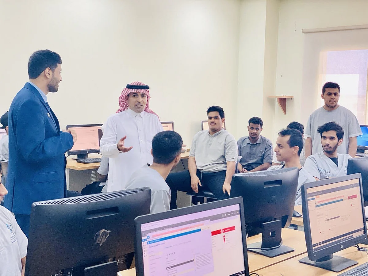 "السعيدان" يتفقد منشآت التدريب التقني بجازان ويكرم قياداتها