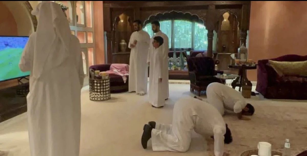 شاهد.. ولي العهد يسجد شكرًا لله بعد الفوز السعودي التاريخي على الأرجنتين