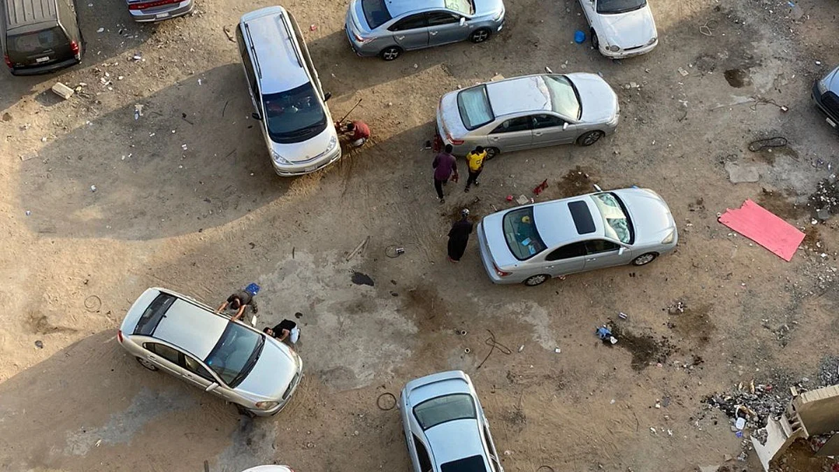 "عمالة سائبة" تُشَوّه جنوب مطار جدة والسكان يطالبون بإيقافهم