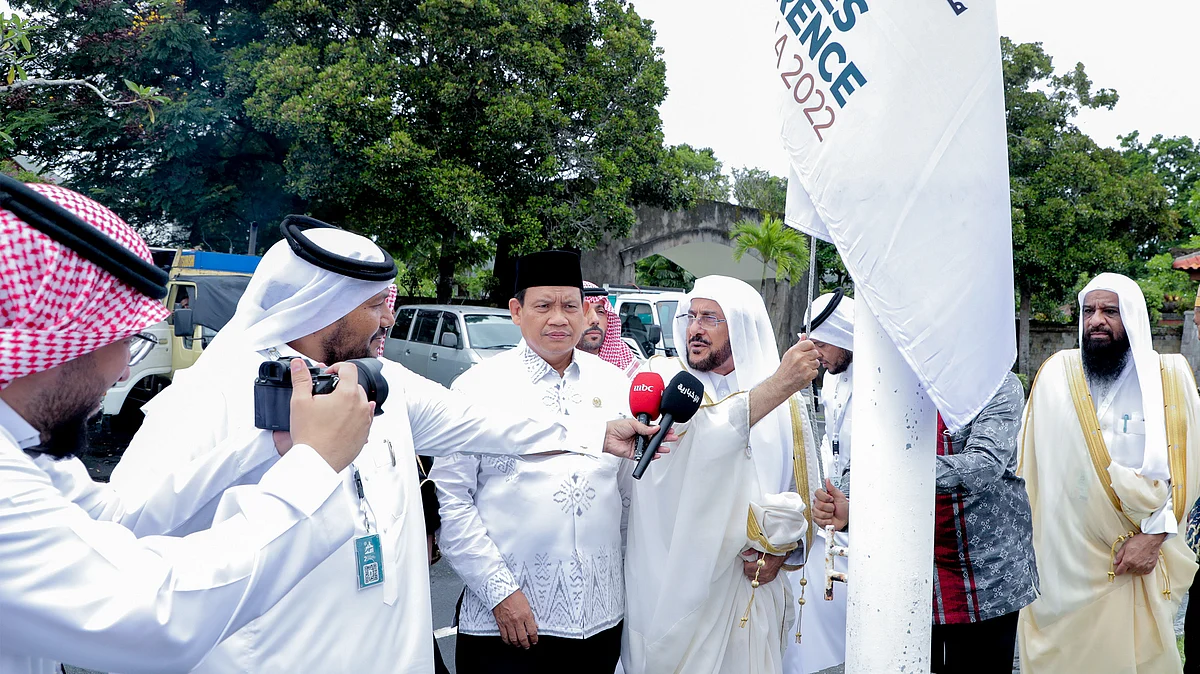 في "بالي".. "آل الشيخ" من أكبر دولة مسلمة في العالم يرفع علم "خير الأمة"