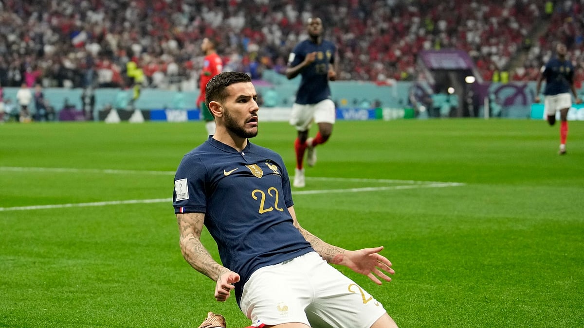 ثيو هيرنانديز لاعب منتخب فرنسا يحتفل بتسجيله هدف