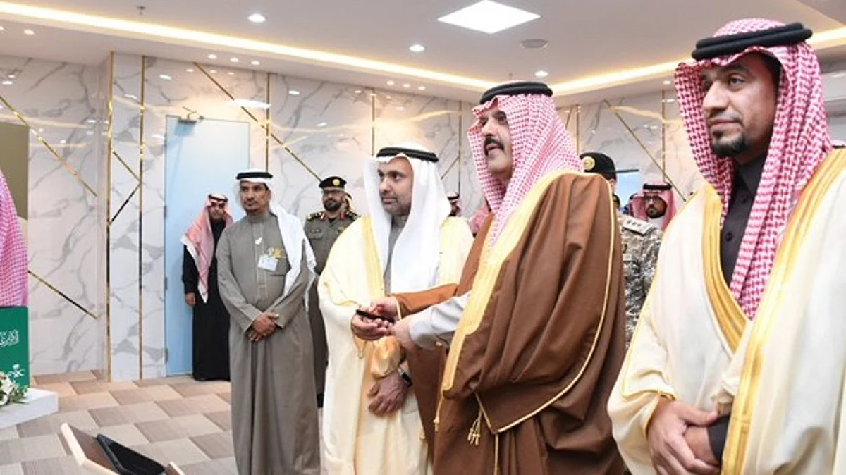 الأمير عبدالعزيز بن سعد خلال تدشينه المشاريع بصحة حائل