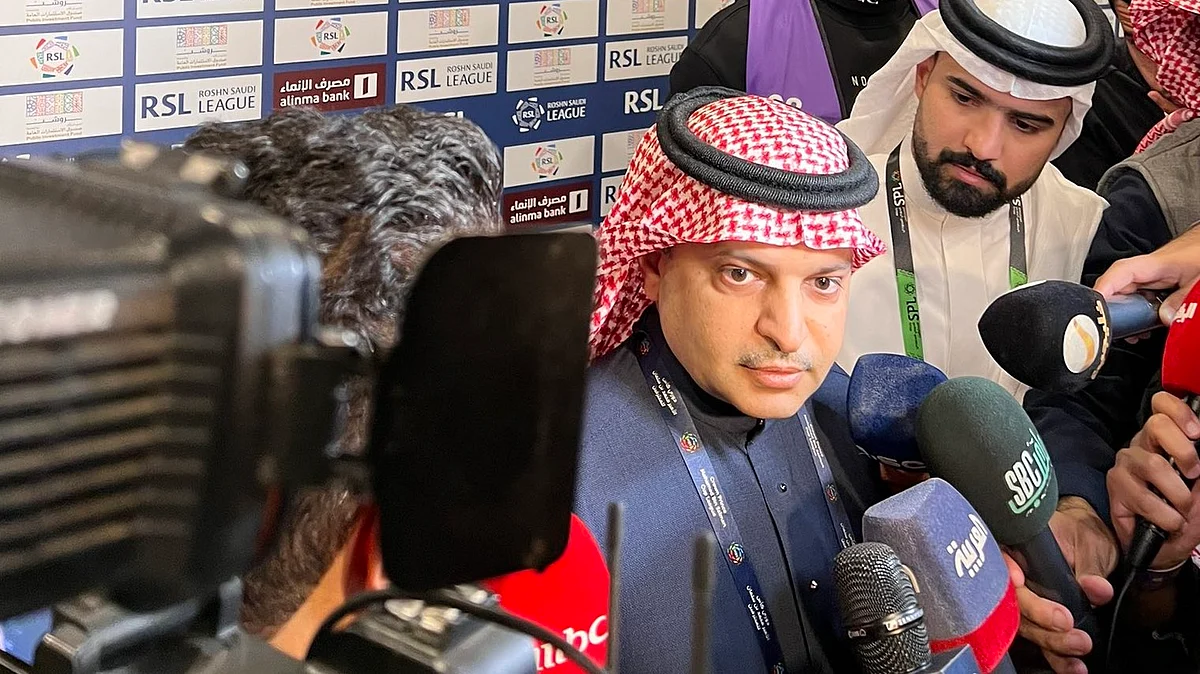 رئيس نادي النصر مسلي آل معمر خلال التصريح