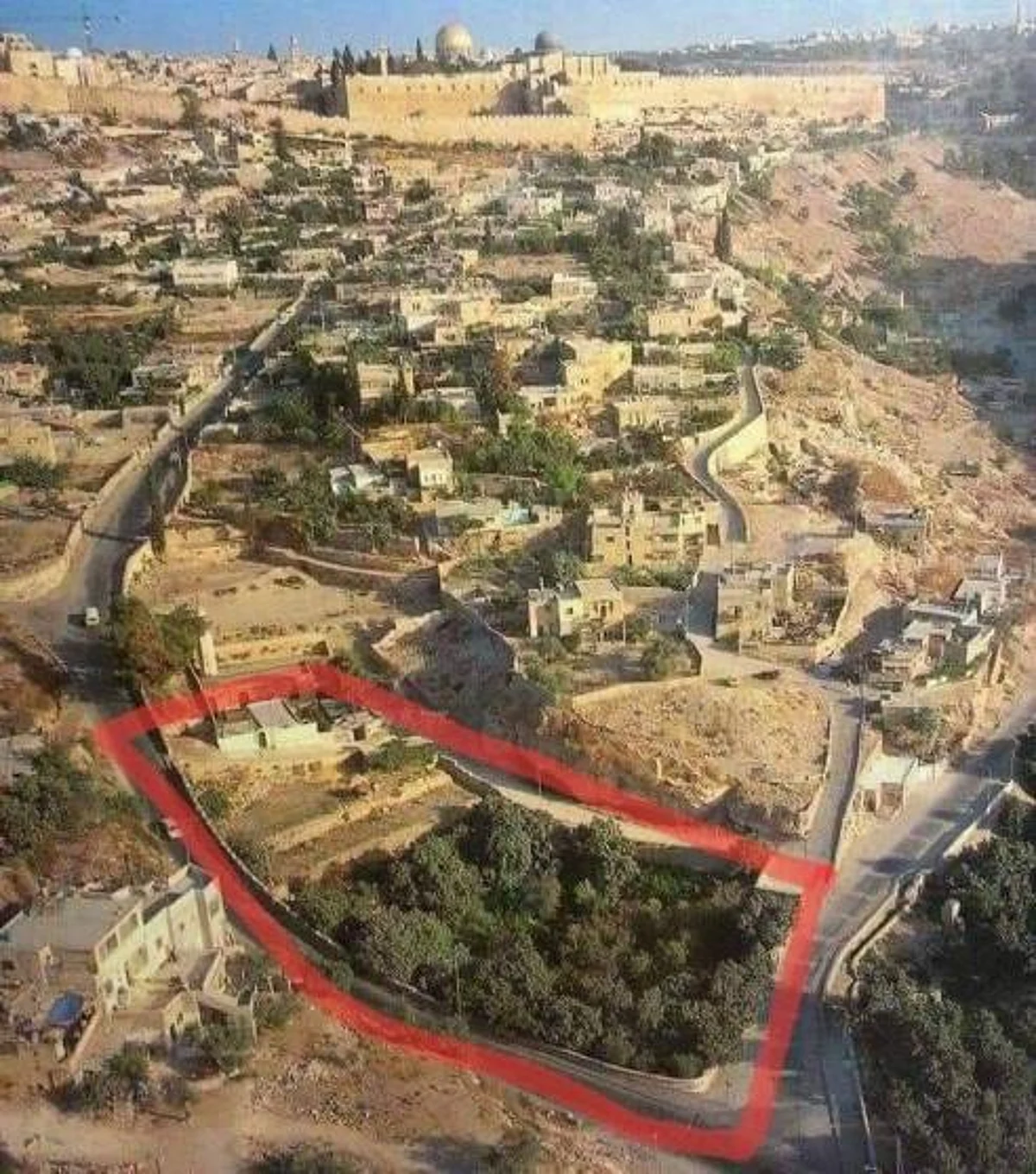 أرض الحمرا في منطقة العين، في بلدة سلوان جنوب المسجد الأقصى
