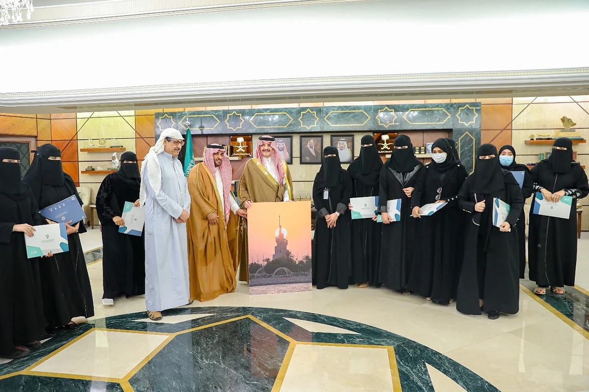 أمير الشرقية يسلم شهادات التخرج للمتخصصات في برنامج "التصوير الفوتوغرافي"