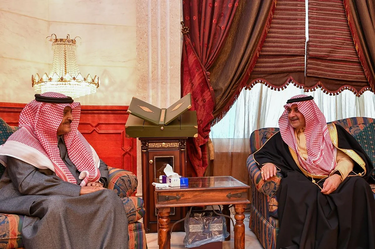 الأمير فهد بن سلطان خلال زيارته منزل الشيخ أحمد الخريصي