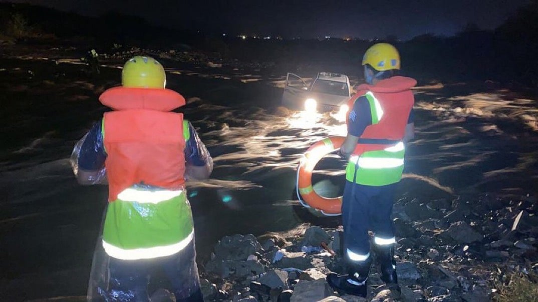 رجال الدفاع المدني يباشرون بلاغاً عن احتجاز شخصَيْن في سيل وادي "جريّة"
