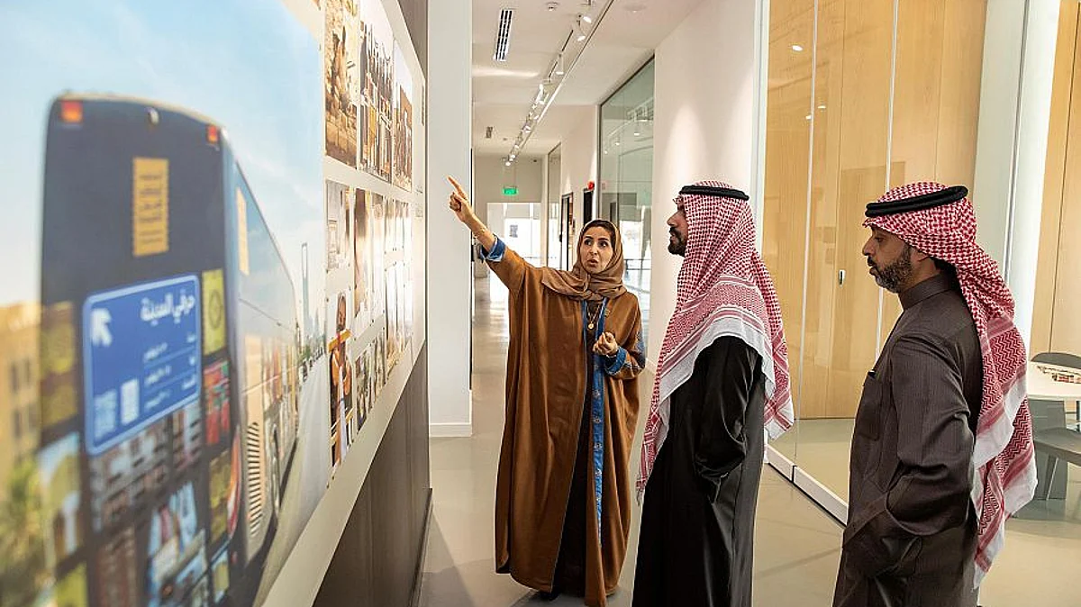 الأمير بدر بن فرحان خلال زيارته مقر المعهد الملكي للفنون التقليدية