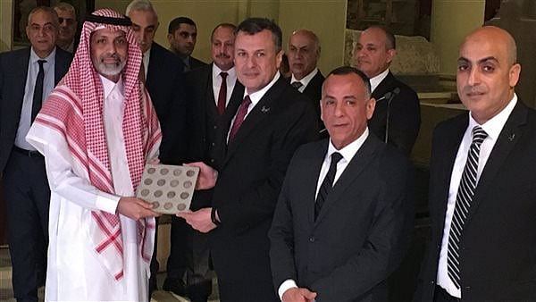 وزير السياحة والآثار المصري يسلم المملكة 133 عملة أثرية مُهربة.. هنا التفاصيل