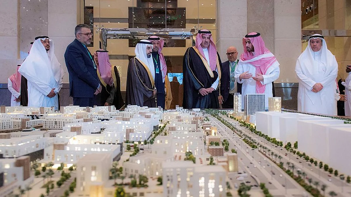 الأمير فيصل بن سلمان خلال تدشينه معرض مشروعات المدينة