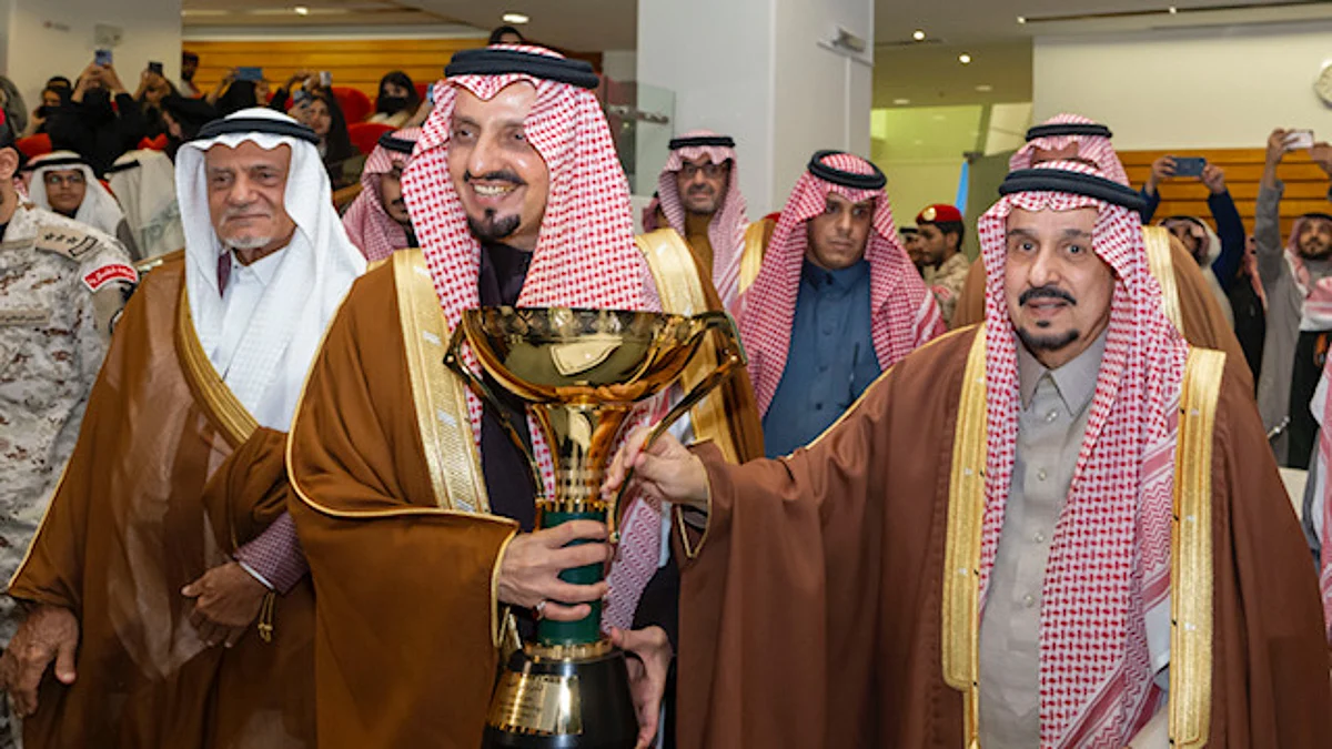 الأمير فيصل بن بندر يتوِّج "فيصل بن خالد" بكأس ولي العهد لسباقات الخيل