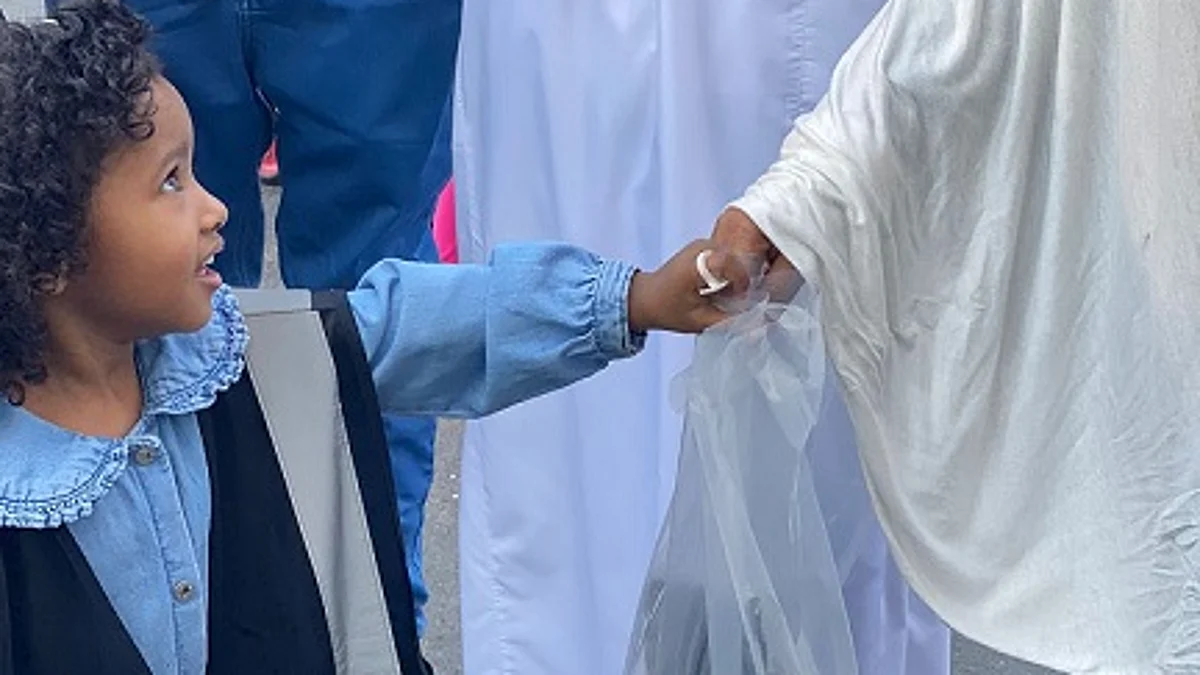 جانب من تقديم الهدايا للمعتمرين
