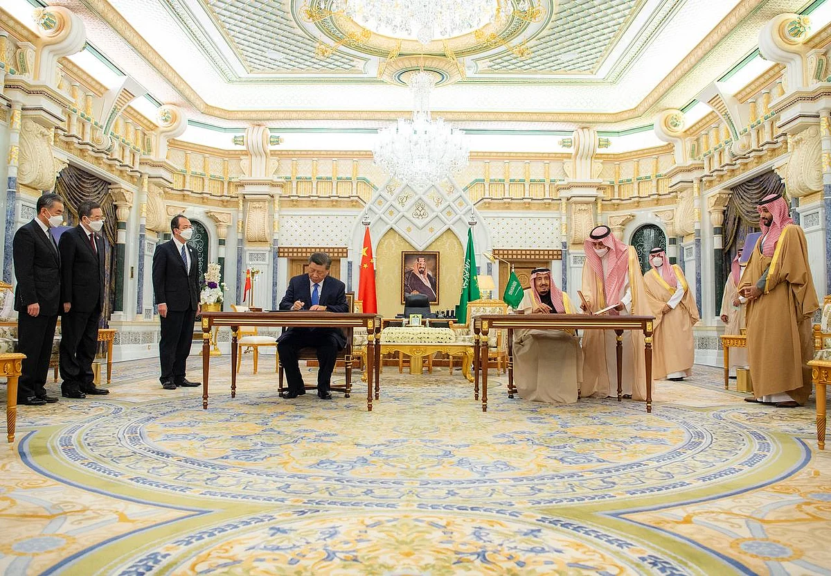 الملك سلمان بن عبدالعزيز والرئيس الصيني شي جين بينغ يوقعان على اتفاقية الشراكة الإستراتيجية