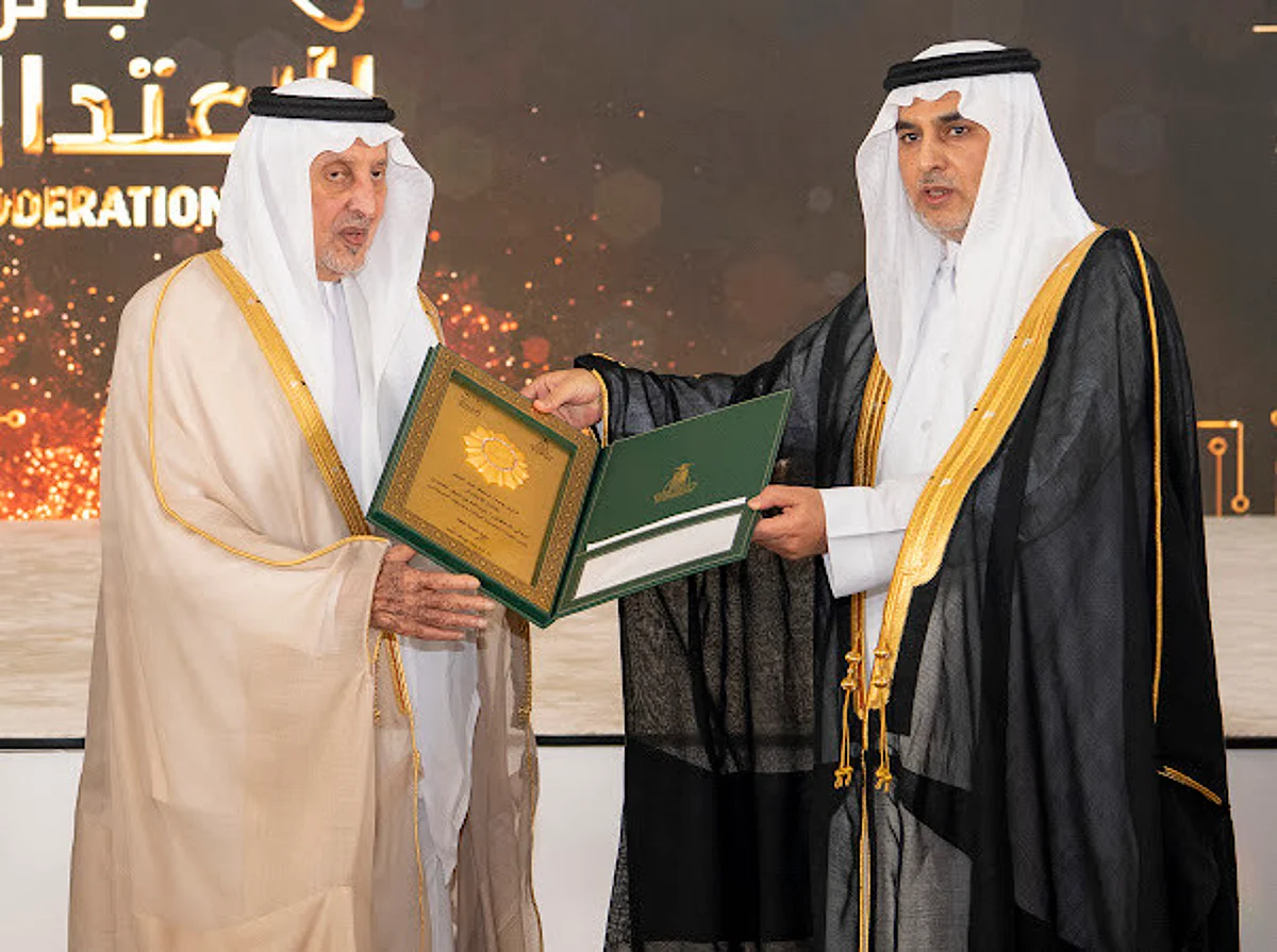 خالد الفيصل يكرم عبدالله الغامدي