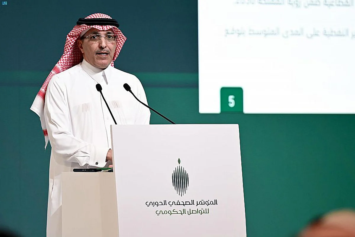 محمد الجدعان خلال مؤتمر صحفي عقده بمناسبة إعلان الميزانية العامة