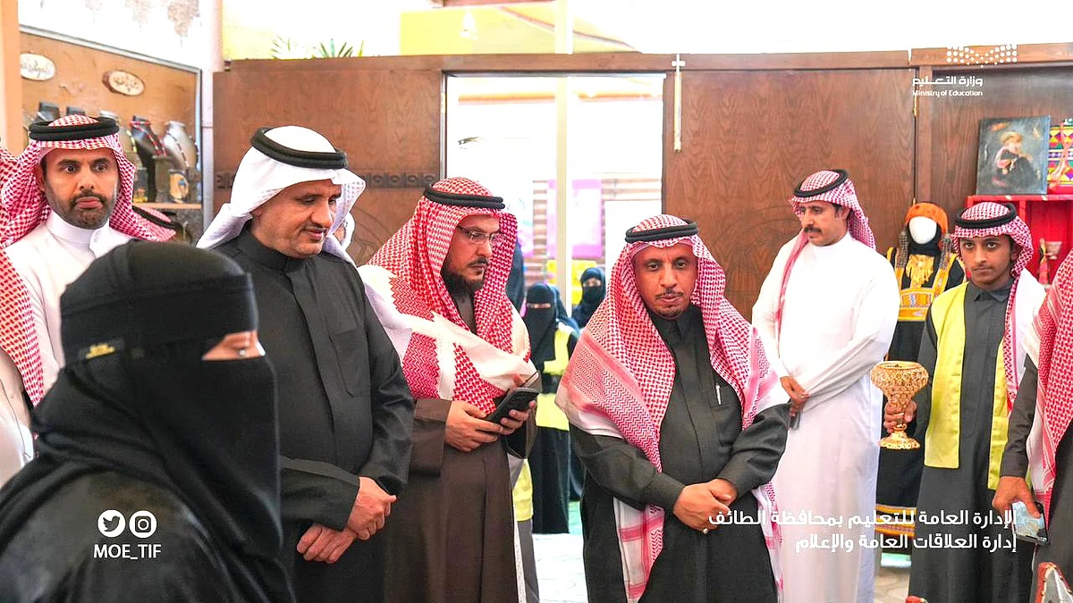 "مدير تعليم الطائف" يُدشّن القرية التراثية