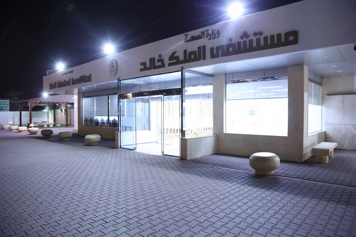 نزيف بالمخ تطور إلى غيبوبة.. جراحة عاجلة تنقذ مريضًا من الشلل بمستشفى في حائل
